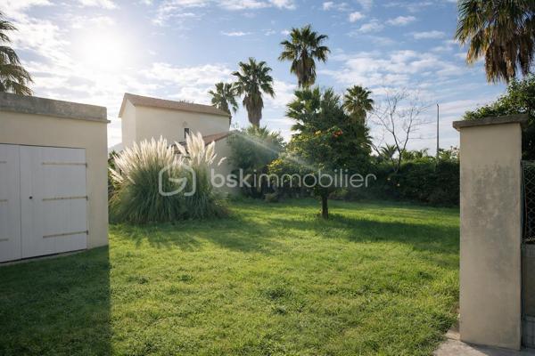 Situé dans un environnement calme, ce haut de villa de 85 m² offre un séjour lumineux exposé sud et ouest ouvrant sur un balcon avec vue dégagée.
Il se compose d’une cuisine, de 3 chambres, d’une salle d’eau avec WC et dispose d’un garage de 25 m², d’un débarras ainsi que d’un jardin en jouissance exclusive d’environ 350 m².

Fort potentiel : rénovation à prévoir, possibilité de création d’une terrasse d’environ 30 m².

Option rare : possibilité d’acquérir également le rez-de-chaussée, offrant de multiples perspectives (réunification, projet familial, optimisation du foncier).
Parcelle totale : 587 m².

Bien en copropriété de seulement deux lots.
