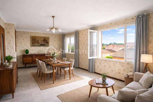 Situé dans un environnement calme, ce haut de villa de 85 m² offre un séjour lumineux exposé sud et ouest ouvrant sur un balcon avec vue dégagée.
Il se compose d’une cuisine, de 3 chambres, d’une salle d’eau avec WC et dispose d’un garage de 25 m², d’un débarras ainsi que d’un jardin en jouissance exclusive d’environ 350 m².

Fort potentiel : rénovation à prévoir, possibilité de création d’une terrasse d’environ 30 m².

Option rare : possibilité d’acquérir également le rez-de-chaussée, offrant de multiples perspectives (réunification, projet familial, optimisation du foncier).
Parcelle totale : 587 m².

Bien en copropriété de seulement deux lots.