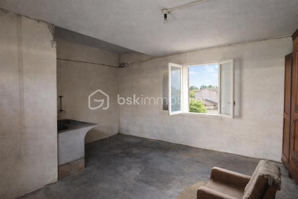 Situé dans un environnement calme, ce haut de villa de 85 m² offre un séjour lumineux exposé sud et ouest ouvrant sur un balcon avec vue dégagée.
Il se compose d’une cuisine, de 3 chambres, d’une salle d’eau avec WC et dispose d’un garage de 25 m², d’un débarras ainsi que d’un jardin en jouissance exclusive d’environ 350 m².

Fort potentiel : rénovation à prévoir, possibilité de création d’une terrasse d’environ 30 m².

Option rare : possibilité d’acquérir également le rez-de-chaussée, offrant de multiples perspectives (réunification, projet familial, optimisation du foncier).
Parcelle totale : 587 m².

Bien en copropriété de seulement deux lots.
