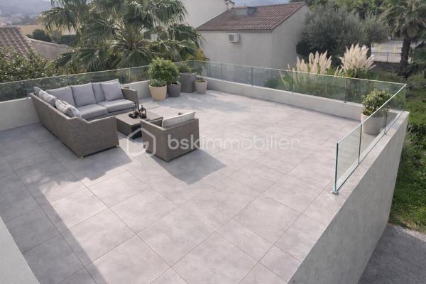 Situé dans un environnement calme, ce haut de villa de 85 m² offre un séjour lumineux exposé sud et ouest ouvrant sur un balcon avec vue dégagée.
Il se compose d’une cuisine, de 3 chambres, d’une salle d’eau avec WC et dispose d’un garage de 25 m², d’un débarras ainsi que d’un jardin en jouissance exclusive d’environ 350 m².

Fort potentiel : rénovation à prévoir, possibilité de création d’une terrasse d’environ 30 m².

Option rare : possibilité d’acquérir également le rez-de-chaussée, offrant de multiples perspectives (réunification, projet familial, optimisation du foncier).
Parcelle totale : 587 m².

Bien en copropriété de seulement deux lots.