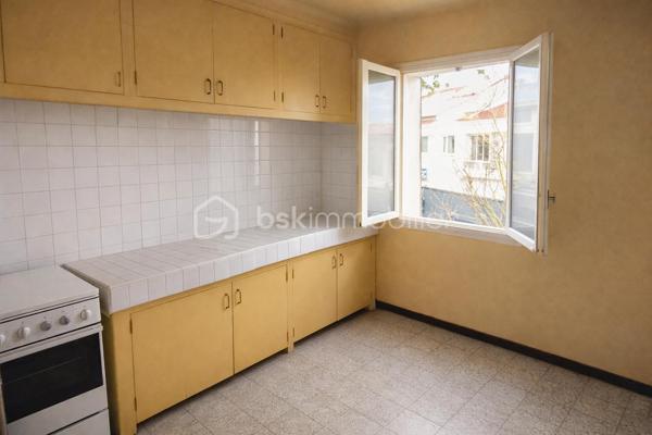 Situé dans un environnement calme, ce haut de villa de 85 m² offre un séjour lumineux exposé sud et ouest ouvrant sur un balcon avec vue dégagée.
Il se compose d’une cuisine, de 3 chambres, d’une salle d’eau avec WC et dispose d’un garage de 25 m², d’un débarras ainsi que d’un jardin en jouissance exclusive d’environ 350 m².

Fort potentiel : rénovation à prévoir, possibilité de création d’une terrasse d’environ 30 m².

Option rare : possibilité d’acquérir également le rez-de-chaussée, offrant de multiples perspectives (réunification, projet familial, optimisation du foncier).
Parcelle totale : 587 m².

Bien en copropriété de seulement deux lots.
