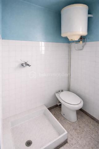 Situé dans un environnement calme, ce haut de villa de 85 m² offre un séjour lumineux exposé sud et ouest ouvrant sur un balcon avec vue dégagée.
Il se compose d’une cuisine, de 3 chambres, d’une salle d’eau avec WC et dispose d’un garage de 25 m², d’un débarras ainsi que d’un jardin en jouissance exclusive d’environ 350 m².

Fort potentiel : rénovation à prévoir, possibilité de création d’une terrasse d’environ 30 m².

Option rare : possibilité d’acquérir également le rez-de-chaussée, offrant de multiples perspectives (réunification, projet familial, optimisation du foncier).
Parcelle totale : 587 m².

Bien en copropriété de seulement deux lots.