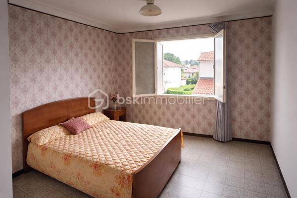 Situé dans un environnement calme, ce haut de villa de 85 m² offre un séjour lumineux exposé sud et ouest ouvrant sur un balcon avec vue dégagée.
Il se compose d’une cuisine, de 3 chambres, d’une salle d’eau avec WC et dispose d’un garage de 25 m², d’un débarras ainsi que d’un jardin en jouissance exclusive d’environ 350 m².

Fort potentiel : rénovation à prévoir, possibilité de création d’une terrasse d’environ 30 m².

Option rare : possibilité d’acquérir également le rez-de-chaussée, offrant de multiples perspectives (réunification, projet familial, optimisation du foncier).
Parcelle totale : 587 m².

Bien en copropriété de seulement deux lots.