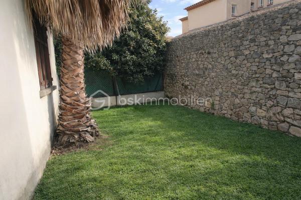 Situé dans un environnement calme, ce haut de villa de 85 m² offre un séjour lumineux exposé sud et ouest ouvrant sur un balcon avec vue dégagée.
Il se compose d’une cuisine, de 3 chambres, d’une salle d’eau avec WC et dispose d’un garage de 25 m², d’un débarras ainsi que d’un jardin en jouissance exclusive d’environ 350 m².

Fort potentiel : rénovation à prévoir, possibilité de création d’une terrasse d’environ 30 m².

Option rare : possibilité d’acquérir également le rez-de-chaussée, offrant de multiples perspectives (réunification, projet familial, optimisation du foncier).
Parcelle totale : 587 m².

Bien en copropriété de seulement deux lots.