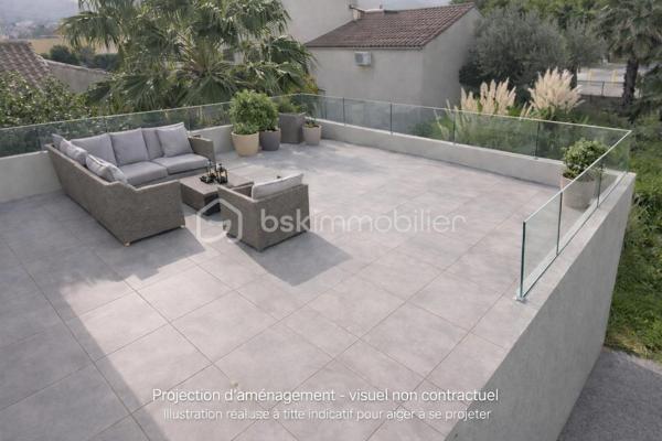 Situé dans un environnement calme, ce haut de villa de 85 m² offre un séjour lumineux exposé sud et ouest ouvrant sur un balcon avec vue dégagée.
Il se compose d’une cuisine, de 3 chambres, d’une salle d’eau avec WC et dispose d’un garage de 25 m², d’un débarras ainsi que d’un jardin en jouissance exclusive d’environ 350 m².

Fort potentiel : rénovation à prévoir, possibilité de création d’une terrasse d’environ 30 m².

Option rare : possibilité d’acquérir également le rez-de-chaussée, offrant de multiples perspectives (réunification, projet familial, optimisation du foncier).
Parcelle totale : 587 m².

Bien en copropriété de seulement deux lots.