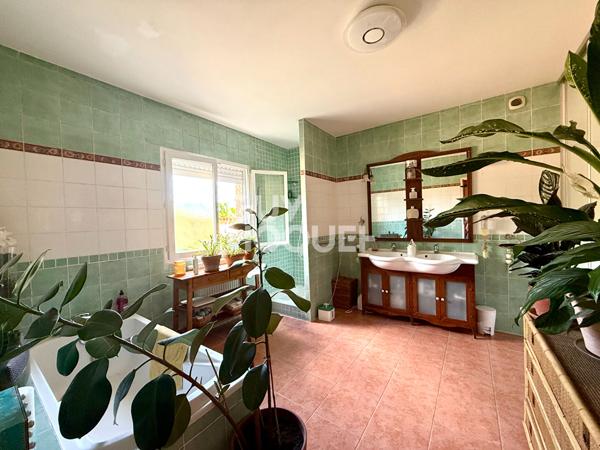 Rare à Vourles Villa de 5 pièces 199 m2 avec piscine et garage double