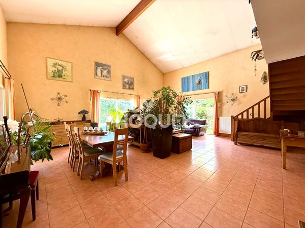 Rare à Vourles Villa de 5 pièces 199 m2 avec piscine et garage double