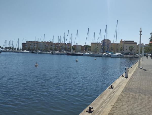 GRUISSAN - LE MEDITERRANEE - Studio meublé avec balcon à louer de Septembre à Juin - avec place de parking