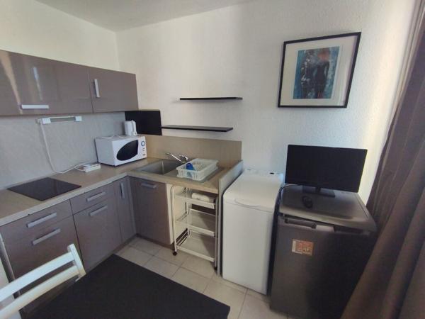 GRUISSAN - LE MEDITERRANEE - Studio meublé avec balcon à louer de Septembre à Juin - avec place de parking