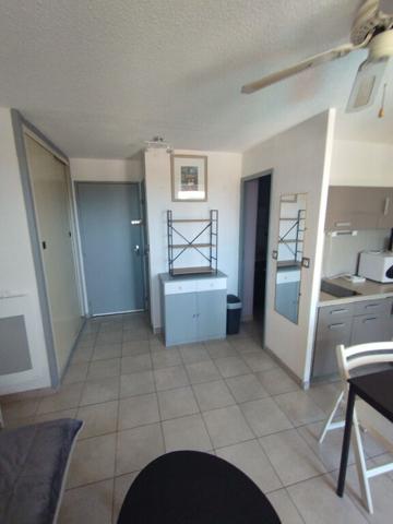 GRUISSAN - LE MEDITERRANEE - Studio meublé avec balcon à louer de Septembre à Juin - avec place de parking