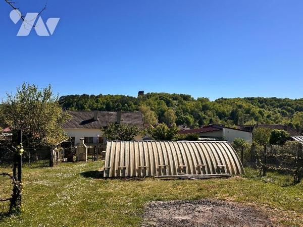 SAINT JULIEN DU SAULT très proche centre-ville comprenant au rez-de-jardin une entrée donnant a...
