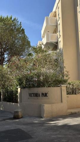 À découvrir absolument  

Superbe appartement T2 idéalement situé en plein cœur de Hyères, offrant un cadre de vie privilégié à deux pas de toutes les commodités, tout en étant préservé des nuisances du centre-ville.

Très lumineux, ce magnifique appartement séduit par ses beaux volumes, son agréable balcon spacieux donnant sur un espace vert, véritable havre de paix, ainsi que par son grand parking privé, un atout rare en centre-ville.

Situé au sein d’une résidence de haut standing, entièrement sécurisée et avec un gardien assurant la surveillance de la copropriété, il offre un environnement serein et privilégié. Les résidents profitent également d’une piscine privée, idéale pour se détendre en toute tranquillité.

Cet appartement réunit confort, calme, sécurité, praticité et qualité de vie. Une opportunité idéale pour une résidence principale, un pied-à-terre ou un investissement de qualité. Une visite s’impose !