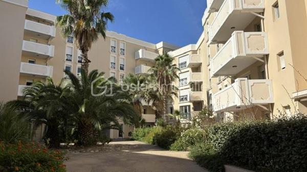 À découvrir absolument  

Superbe appartement T2 idéalement situé en plein cœur de Hyères, offrant un cadre de vie privilégié à deux pas de toutes les commodités, tout en étant préservé des nuisances du centre-ville.

Très lumineux, ce magnifique appartement séduit par ses beaux volumes, son agréable balcon spacieux donnant sur un espace vert, véritable havre de paix, ainsi que par son grand parking privé, un atout rare en centre-ville.

Situé au sein d’une résidence de haut standing, entièrement sécurisée et avec un gardien assurant la surveillance de la copropriété, il offre un environnement serein et privilégié. Les résidents profitent également d’une piscine privée, idéale pour se détendre en toute tranquillité.

Cet appartement réunit confort, calme, sécurité, praticité et qualité de vie. Une opportunité idéale pour une résidence principale, un pied-à-terre ou un investissement de qualité. Une visite s’impose !
