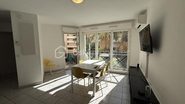 À découvrir absolument  

Superbe appartement T2 idéalement situé en plein cœur de Hyères, offrant un cadre de vie privilégié à deux pas de toutes les commodités, tout en étant préservé des nuisances du centre-ville.

Très lumineux, ce magnifique appartement séduit par ses beaux volumes, son agréable balcon spacieux donnant sur un espace vert, véritable havre de paix, ainsi que par son grand parking privé, un atout rare en centre-ville.

Situé au sein d’une résidence de haut standing, entièrement sécurisée et avec un gardien assurant la surveillance de la copropriété, il offre un environnement serein et privilégié. Les résidents profitent également d’une piscine privée, idéale pour se détendre en toute tranquillité.

Cet appartement réunit confort, calme, sécurité, praticité et qualité de vie. Une opportunité idéale pour une résidence principale, un pied-à-terre ou un investissement de qualité. Une visite s’impose !