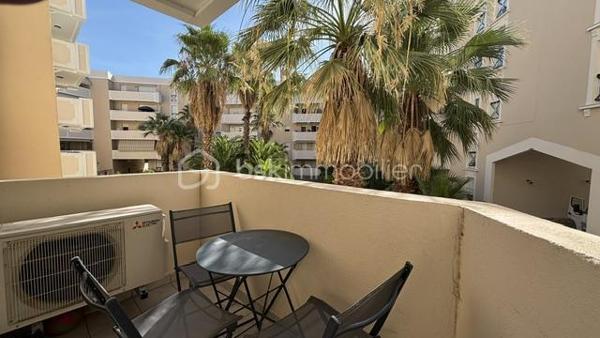 À découvrir absolument  

Superbe appartement T2 idéalement situé en plein cœur de Hyères, offrant un cadre de vie privilégié à deux pas de toutes les commodités, tout en étant préservé des nuisances du centre-ville.

Très lumineux, ce magnifique appartement séduit par ses beaux volumes, son agréable balcon spacieux donnant sur un espace vert, véritable havre de paix, ainsi que par son grand parking privé, un atout rare en centre-ville.

Situé au sein d’une résidence de haut standing, entièrement sécurisée et avec un gardien assurant la surveillance de la copropriété, il offre un environnement serein et privilégié. Les résidents profitent également d’une piscine privée, idéale pour se détendre en toute tranquillité.

Cet appartement réunit confort, calme, sécurité, praticité et qualité de vie. Une opportunité idéale pour une résidence principale, un pied-à-terre ou un investissement de qualité. Une visite s’impose !
