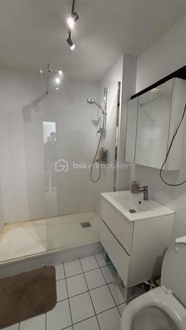 À découvrir absolument  

Superbe appartement T2 idéalement situé en plein cœur de Hyères, offrant un cadre de vie privilégié à deux pas de toutes les commodités, tout en étant préservé des nuisances du centre-ville.

Très lumineux, ce magnifique appartement séduit par ses beaux volumes, son agréable balcon spacieux donnant sur un espace vert, véritable havre de paix, ainsi que par son grand parking privé, un atout rare en centre-ville.

Situé au sein d’une résidence de haut standing, entièrement sécurisée et avec un gardien assurant la surveillance de la copropriété, il offre un environnement serein et privilégié. Les résidents profitent également d’une piscine privée, idéale pour se détendre en toute tranquillité.

Cet appartement réunit confort, calme, sécurité, praticité et qualité de vie. Une opportunité idéale pour une résidence principale, un pied-à-terre ou un investissement de qualité. Une visite s’impose !