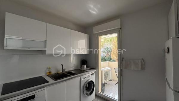 À découvrir absolument  

Superbe appartement T2 idéalement situé en plein cœur de Hyères, offrant un cadre de vie privilégié à deux pas de toutes les commodités, tout en étant préservé des nuisances du centre-ville.

Très lumineux, ce magnifique appartement séduit par ses beaux volumes, son agréable balcon spacieux donnant sur un espace vert, véritable havre de paix, ainsi que par son grand parking privé, un atout rare en centre-ville.

Situé au sein d’une résidence de haut standing, entièrement sécurisée et avec un gardien assurant la surveillance de la copropriété, il offre un environnement serein et privilégié. Les résidents profitent également d’une piscine privée, idéale pour se détendre en toute tranquillité.

Cet appartement réunit confort, calme, sécurité, praticité et qualité de vie. Une opportunité idéale pour une résidence principale, un pied-à-terre ou un investissement de qualité. Une visite s’impose !