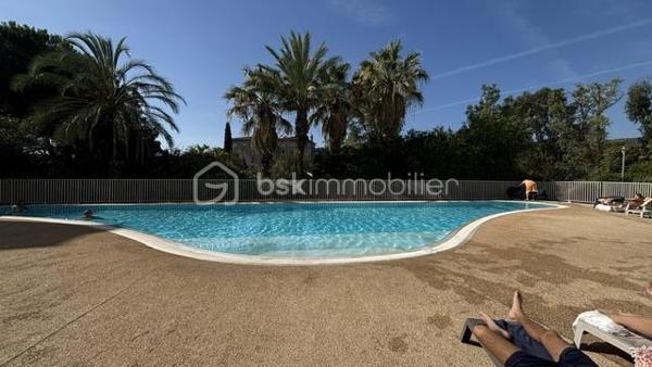 À découvrir absolument  

Superbe appartement T2 idéalement situé en plein cœur de Hyères, offrant un cadre de vie privilégié à deux pas de toutes les commodités, tout en étant préservé des nuisances du centre-ville.

Très lumineux, ce magnifique appartement séduit par ses beaux volumes, son agréable balcon spacieux donnant sur un espace vert, véritable havre de paix, ainsi que par son grand parking privé, un atout rare en centre-ville.

Situé au sein d’une résidence de haut standing, entièrement sécurisée et avec un gardien assurant la surveillance de la copropriété, il offre un environnement serein et privilégié. Les résidents profitent également d’une piscine privée, idéale pour se détendre en toute tranquillité.

Cet appartement réunit confort, calme, sécurité, praticité et qualité de vie. Une opportunité idéale pour une résidence principale, un pied-à-terre ou un investissement de qualité. Une visite s’impose !
