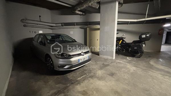 À découvrir absolument  

Superbe appartement T2 idéalement situé en plein cœur de Hyères, offrant un cadre de vie privilégié à deux pas de toutes les commodités, tout en étant préservé des nuisances du centre-ville.

Très lumineux, ce magnifique appartement séduit par ses beaux volumes, son agréable balcon spacieux donnant sur un espace vert, véritable havre de paix, ainsi que par son grand parking privé, un atout rare en centre-ville.

Situé au sein d’une résidence de haut standing, entièrement sécurisée et avec un gardien assurant la surveillance de la copropriété, il offre un environnement serein et privilégié. Les résidents profitent également d’une piscine privée, idéale pour se détendre en toute tranquillité.

Cet appartement réunit confort, calme, sécurité, praticité et qualité de vie. Une opportunité idéale pour une résidence principale, un pied-à-terre ou un investissement de qualité. Une visite s’impose !