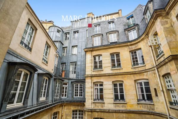 Paris VI. Saint-Germain-Des-Prés. Studio avec mezzanine.