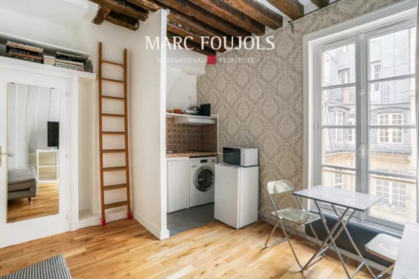 Paris VI. Saint-Germain-Des-Prés. Studio avec mezzanine.