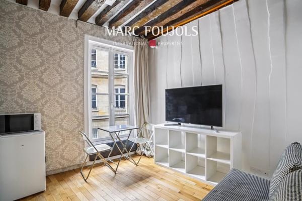 Paris VI. Saint-Germain-Des-Prés. Studio avec mezzanine.