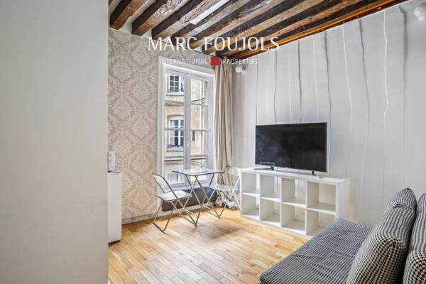 Paris VI. Saint-Germain-Des-Prés. Studio avec mezzanine.