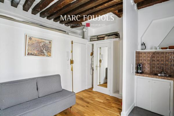 Paris VI. Saint-Germain-Des-Prés. Studio avec mezzanine.