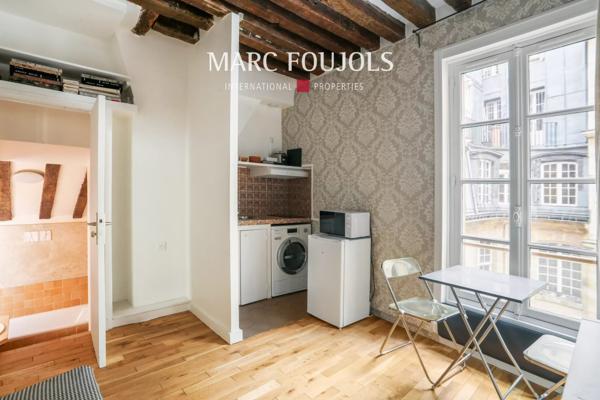 Paris VI. Saint-Germain-Des-Prés. Studio avec mezzanine.