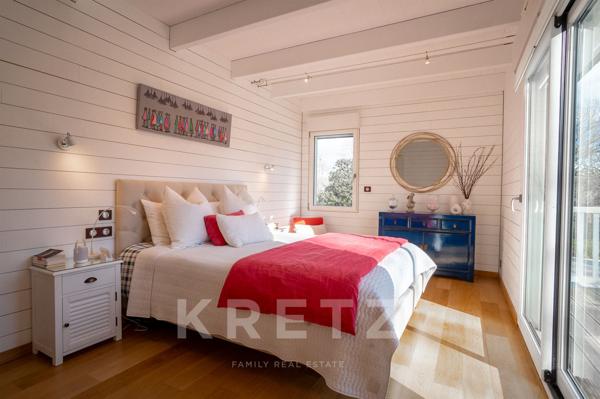 Maison en bois en bord de mer