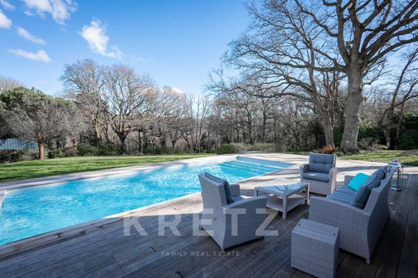 Maison en bois en bord de mer