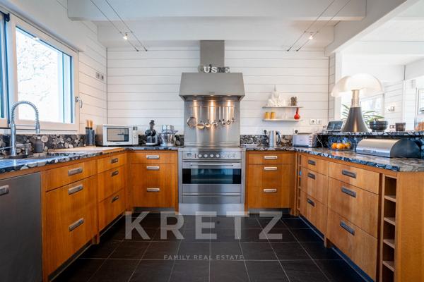 Maison en bois en bord de mer