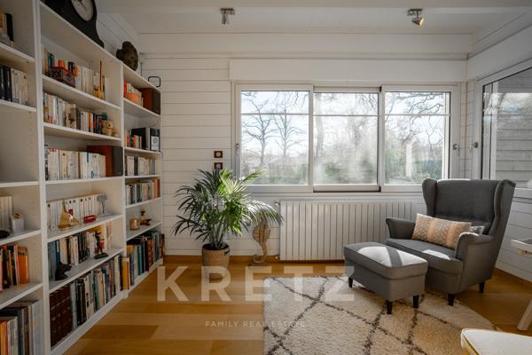 Maison en bois en bord de mer