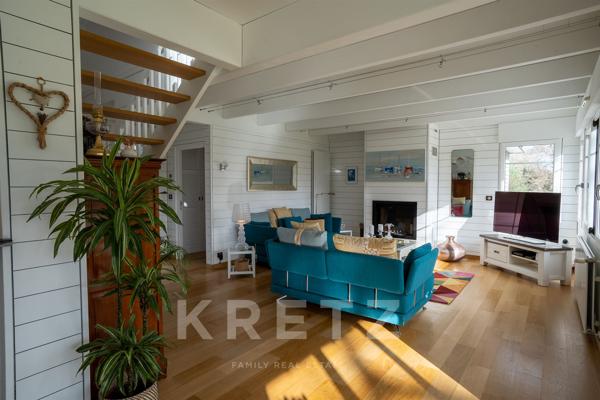 Maison en bois en bord de mer