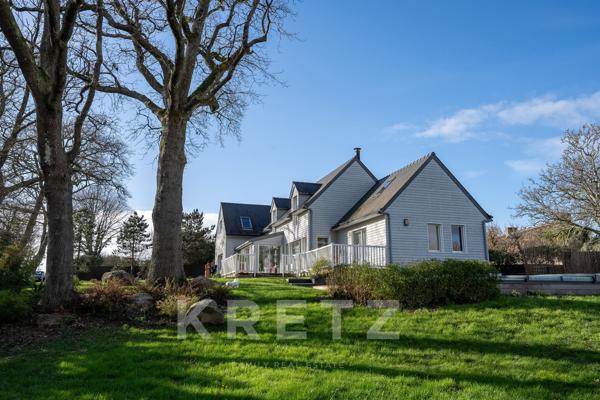 Maison en bois en bord de mer