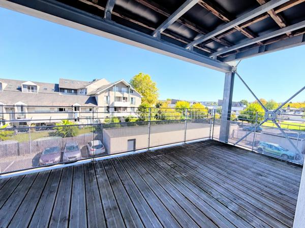Idéalement situé dans un quartier prisé de Tarbes, venez découvrir cet appartement  T4 dans une résidence moderne, équipée d'un ascenseur et sécurisée (résidence de  2016).
L'appartement se situe au deuxième étage.

Il se compose d'une entrée avec deux placards, d'un salon/salle à manger avec une cuisine ouverte le tout faisant 30 m2.
Une suite parentale avec salle de douche et WC est présente ainsi qu'à l'opposer un espace nuit avec deux chambres dont une avec placard et un placard dans le couloir, ainsi qu'une salle de bain et un WC séparé 

Vous profiterez des extérieurs avec une belle terrasse abritée pour prendre vos repas et vous relaxer dès les beaux jours.

L'appartement est vendu avec deux places de parking ainsi qu'un Box de stockage sécurisé.

Côté technique et pratique:

-Le double vitrage est présent
-La fibre également
-Volets roulants électriques
-Chaudière individuelle au Gaz à condensation
-Adapté aux normes PMR
-La résidence offre des espaces verts
-Faible charge de copropriété

Cet appartement est idéal pour des retraités ou une famille recherchant le calme et la proximité des commodités, écoles, collèges et lycée à deux pas, ainsi que les médecins et un nouveau cabinet dentaires prochainement à votre disposition.

Opportunité à saisir! Je me tiens à votre entière disposition.