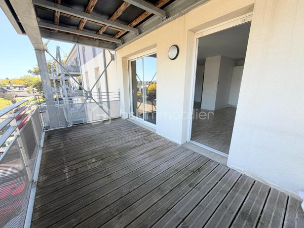 Idéalement situé dans un quartier prisé de Tarbes, venez découvrir cet appartement  T4 dans une résidence moderne, équipée d'un ascenseur et sécurisée (résidence de  2016).
L'appartement se situe au deuxième étage.

Il se compose d'une entrée avec deux placards, d'un salon/salle à manger avec une cuisine ouverte le tout faisant 30 m2.
Une suite parentale avec salle de douche et WC est présente ainsi qu'à l'opposer un espace nuit avec deux chambres dont une avec placard et un placard dans le couloir, ainsi qu'une salle de bain et un WC séparé 

Vous profiterez des extérieurs avec une belle terrasse abritée pour prendre vos repas et vous relaxer dès les beaux jours.

L'appartement est vendu avec deux places de parking ainsi qu'un Box de stockage sécurisé.

Côté technique et pratique:

-Le double vitrage est présent
-La fibre également
-Volets roulants électriques
-Chaudière individuelle au Gaz à condensation
-Adapté aux normes PMR
-La résidence offre des espaces verts
-Faible charge de copropriété

Cet appartement est idéal pour des retraités ou une famille recherchant le calme et la proximité des commodités, écoles, collèges et lycée à deux pas, ainsi que les médecins et un nouveau cabinet dentaires prochainement à votre disposition.

Opportunité à saisir! Je me tiens à votre entière disposition.