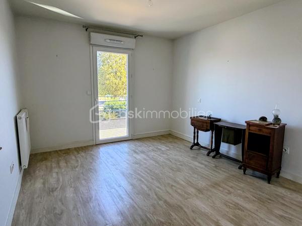 Idéalement situé dans un quartier prisé de Tarbes, venez découvrir cet appartement  T4 dans une résidence moderne, équipée d'un ascenseur et sécurisée (résidence de  2016).
L'appartement se situe au deuxième étage.

Il se compose d'une entrée avec deux placards, d'un salon/salle à manger avec une cuisine ouverte le tout faisant 30 m2.
Une suite parentale avec salle de douche et WC est présente ainsi qu'à l'opposer un espace nuit avec deux chambres dont une avec placard et un placard dans le couloir, ainsi qu'une salle de bain et un WC séparé 

Vous profiterez des extérieurs avec une belle terrasse abritée pour prendre vos repas et vous relaxer dès les beaux jours.

L'appartement est vendu avec deux places de parking ainsi qu'un Box de stockage sécurisé.

Côté technique et pratique:

-Le double vitrage est présent
-La fibre également
-Volets roulants électriques
-Chaudière individuelle au Gaz à condensation
-Adapté aux normes PMR
-La résidence offre des espaces verts
-Faible charge de copropriété

Cet appartement est idéal pour des retraités ou une famille recherchant le calme et la proximité des commodités, écoles, collèges et lycée à deux pas, ainsi que les médecins et un nouveau cabinet dentaires prochainement à votre disposition.

Opportunité à saisir! Je me tiens à votre entière disposition.