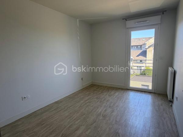 Idéalement situé dans un quartier prisé de Tarbes, venez découvrir cet appartement  T4 dans une résidence moderne, équipée d'un ascenseur et sécurisée (résidence de  2016).
L'appartement se situe au deuxième étage.

Il se compose d'une entrée avec deux placards, d'un salon/salle à manger avec une cuisine ouverte le tout faisant 30 m2.
Une suite parentale avec salle de douche et WC est présente ainsi qu'à l'opposer un espace nuit avec deux chambres dont une avec placard et un placard dans le couloir, ainsi qu'une salle de bain et un WC séparé 

Vous profiterez des extérieurs avec une belle terrasse abritée pour prendre vos repas et vous relaxer dès les beaux jours.

L'appartement est vendu avec deux places de parking ainsi qu'un Box de stockage sécurisé.

Côté technique et pratique:

-Le double vitrage est présent
-La fibre également
-Volets roulants électriques
-Chaudière individuelle au Gaz à condensation
-Adapté aux normes PMR
-La résidence offre des espaces verts
-Faible charge de copropriété

Cet appartement est idéal pour des retraités ou une famille recherchant le calme et la proximité des commodités, écoles, collèges et lycée à deux pas, ainsi que les médecins et un nouveau cabinet dentaires prochainement à votre disposition.

Opportunité à saisir! Je me tiens à votre entière disposition.