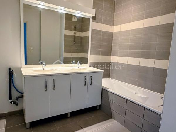 Idéalement situé dans un quartier prisé de Tarbes, venez découvrir cet appartement  T4 dans une résidence moderne, équipée d'un ascenseur et sécurisée (résidence de  2016).
L'appartement se situe au deuxième étage.

Il se compose d'une entrée avec deux placards, d'un salon/salle à manger avec une cuisine ouverte le tout faisant 30 m2.
Une suite parentale avec salle de douche et WC est présente ainsi qu'à l'opposer un espace nuit avec deux chambres dont une avec placard et un placard dans le couloir, ainsi qu'une salle de bain et un WC séparé 

Vous profiterez des extérieurs avec une belle terrasse abritée pour prendre vos repas et vous relaxer dès les beaux jours.

L'appartement est vendu avec deux places de parking ainsi qu'un Box de stockage sécurisé.

Côté technique et pratique:

-Le double vitrage est présent
-La fibre également
-Volets roulants électriques
-Chaudière individuelle au Gaz à condensation
-Adapté aux normes PMR
-La résidence offre des espaces verts
-Faible charge de copropriété

Cet appartement est idéal pour des retraités ou une famille recherchant le calme et la proximité des commodités, écoles, collèges et lycée à deux pas, ainsi que les médecins et un nouveau cabinet dentaires prochainement à votre disposition.

Opportunité à saisir! Je me tiens à votre entière disposition.