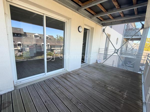 Idéalement situé dans un quartier prisé de Tarbes, venez découvrir cet appartement  T4 dans une résidence moderne, équipée d'un ascenseur et sécurisée (résidence de  2016).
L'appartement se situe au deuxième étage.

Il se compose d'une entrée avec deux placards, d'un salon/salle à manger avec une cuisine ouverte le tout faisant 30 m2.
Une suite parentale avec salle de douche et WC est présente ainsi qu'à l'opposer un espace nuit avec deux chambres dont une avec placard et un placard dans le couloir, ainsi qu'une salle de bain et un WC séparé 

Vous profiterez des extérieurs avec une belle terrasse abritée pour prendre vos repas et vous relaxer dès les beaux jours.

L'appartement est vendu avec deux places de parking ainsi qu'un Box de stockage sécurisé.

Côté technique et pratique:

-Le double vitrage est présent
-La fibre également
-Volets roulants électriques
-Chaudière individuelle au Gaz à condensation
-Adapté aux normes PMR
-La résidence offre des espaces verts
-Faible charge de copropriété

Cet appartement est idéal pour des retraités ou une famille recherchant le calme et la proximité des commodités, écoles, collèges et lycée à deux pas, ainsi que les médecins et un nouveau cabinet dentaires prochainement à votre disposition.

Opportunité à saisir! Je me tiens à votre entière disposition.
