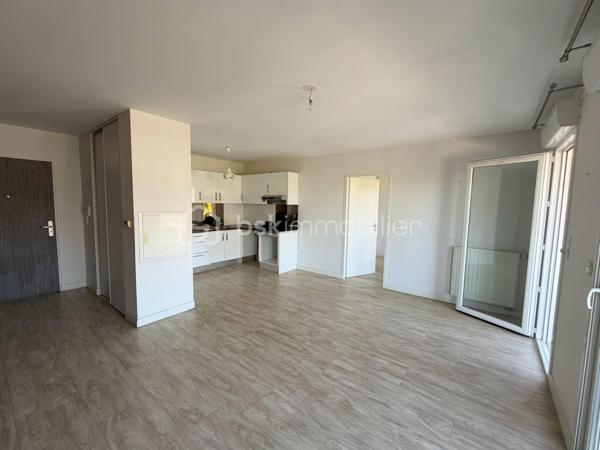 Idéalement situé dans un quartier prisé de Tarbes, venez découvrir cet appartement  T4 dans une résidence moderne, équipée d'un ascenseur et sécurisée (résidence de  2016).
L'appartement se situe au deuxième étage.

Il se compose d'une entrée avec deux placards, d'un salon/salle à manger avec une cuisine ouverte le tout faisant 30 m2.
Une suite parentale avec salle de douche et WC est présente ainsi qu'à l'opposer un espace nuit avec deux chambres dont une avec placard et un placard dans le couloir, ainsi qu'une salle de bain et un WC séparé 

Vous profiterez des extérieurs avec une belle terrasse abritée pour prendre vos repas et vous relaxer dès les beaux jours.

L'appartement est vendu avec deux places de parking ainsi qu'un Box de stockage sécurisé.

Côté technique et pratique:

-Le double vitrage est présent
-La fibre également
-Volets roulants électriques
-Chaudière individuelle au Gaz à condensation
-Adapté aux normes PMR
-La résidence offre des espaces verts
-Faible charge de copropriété

Cet appartement est idéal pour des retraités ou une famille recherchant le calme et la proximité des commodités, écoles, collèges et lycée à deux pas, ainsi que les médecins et un nouveau cabinet dentaires prochainement à votre disposition.

Opportunité à saisir! Je me tiens à votre entière disposition.