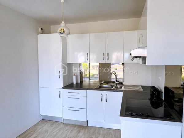 Idéalement situé dans un quartier prisé de Tarbes, venez découvrir cet appartement  T4 dans une résidence moderne, équipée d'un ascenseur et sécurisée (résidence de  2016).
L'appartement se situe au deuxième étage.

Il se compose d'une entrée avec deux placards, d'un salon/salle à manger avec une cuisine ouverte le tout faisant 30 m2.
Une suite parentale avec salle de douche et WC est présente ainsi qu'à l'opposer un espace nuit avec deux chambres dont une avec placard et un placard dans le couloir, ainsi qu'une salle de bain et un WC séparé 

Vous profiterez des extérieurs avec une belle terrasse abritée pour prendre vos repas et vous relaxer dès les beaux jours.

L'appartement est vendu avec deux places de parking ainsi qu'un Box de stockage sécurisé.

Côté technique et pratique:

-Le double vitrage est présent
-La fibre également
-Volets roulants électriques
-Chaudière individuelle au Gaz à condensation
-Adapté aux normes PMR
-La résidence offre des espaces verts
-Faible charge de copropriété

Cet appartement est idéal pour des retraités ou une famille recherchant le calme et la proximité des commodités, écoles, collèges et lycée à deux pas, ainsi que les médecins et un nouveau cabinet dentaires prochainement à votre disposition.

Opportunité à saisir! Je me tiens à votre entière disposition.