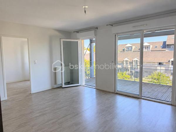 Idéalement situé dans un quartier prisé de Tarbes, venez découvrir cet appartement  T4 dans une résidence moderne, équipée d'un ascenseur et sécurisée (résidence de  2016).
L'appartement se situe au deuxième étage.

Il se compose d'une entrée avec deux placards, d'un salon/salle à manger avec une cuisine ouverte le tout faisant 30 m2.
Une suite parentale avec salle de douche et WC est présente ainsi qu'à l'opposer un espace nuit avec deux chambres dont une avec placard et un placard dans le couloir, ainsi qu'une salle de bain et un WC séparé 

Vous profiterez des extérieurs avec une belle terrasse abritée pour prendre vos repas et vous relaxer dès les beaux jours.

L'appartement est vendu avec deux places de parking ainsi qu'un Box de stockage sécurisé.

Côté technique et pratique:

-Le double vitrage est présent
-La fibre également
-Volets roulants électriques
-Chaudière individuelle au Gaz à condensation
-Adapté aux normes PMR
-La résidence offre des espaces verts
-Faible charge de copropriété

Cet appartement est idéal pour des retraités ou une famille recherchant le calme et la proximité des commodités, écoles, collèges et lycée à deux pas, ainsi que les médecins et un nouveau cabinet dentaires prochainement à votre disposition.

Opportunité à saisir! Je me tiens à votre entière disposition.