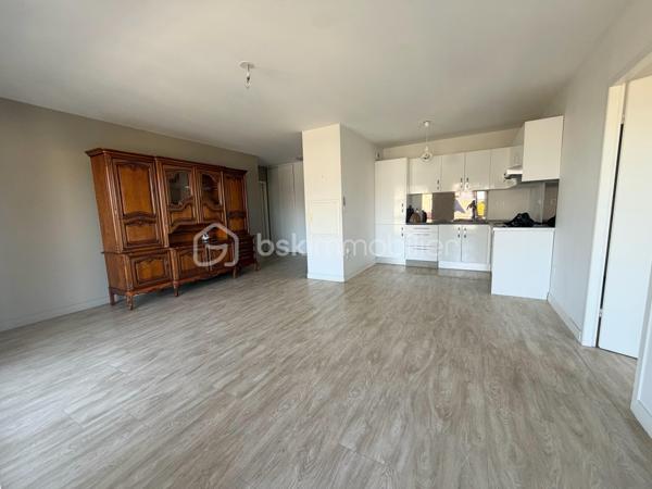 Idéalement situé dans un quartier prisé de Tarbes, venez découvrir cet appartement  T4 dans une résidence moderne, équipée d'un ascenseur et sécurisée (résidence de  2016).
L'appartement se situe au deuxième étage.

Il se compose d'une entrée avec deux placards, d'un salon/salle à manger avec une cuisine ouverte le tout faisant 30 m2.
Une suite parentale avec salle de douche et WC est présente ainsi qu'à l'opposer un espace nuit avec deux chambres dont une avec placard et un placard dans le couloir, ainsi qu'une salle de bain et un WC séparé 

Vous profiterez des extérieurs avec une belle terrasse abritée pour prendre vos repas et vous relaxer dès les beaux jours.

L'appartement est vendu avec deux places de parking ainsi qu'un Box de stockage sécurisé.

Côté technique et pratique:

-Le double vitrage est présent
-La fibre également
-Volets roulants électriques
-Chaudière individuelle au Gaz à condensation
-Adapté aux normes PMR
-La résidence offre des espaces verts
-Faible charge de copropriété

Cet appartement est idéal pour des retraités ou une famille recherchant le calme et la proximité des commodités, écoles, collèges et lycée à deux pas, ainsi que les médecins et un nouveau cabinet dentaires prochainement à votre disposition.

Opportunité à saisir! Je me tiens à votre entière disposition.