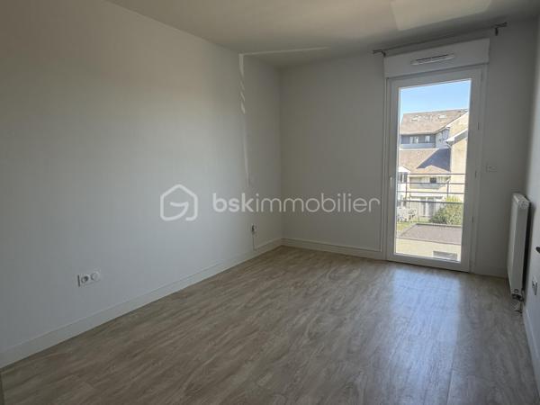 Idéalement situé dans un quartier prisé de Tarbes, venez découvrir cet appartement  T4 dans une résidence moderne, équipée d'un ascenseur et sécurisée (résidence de  2016).
L'appartement se situe au deuxième étage.

Il se compose d'une entrée avec deux placards, d'un salon/salle à manger avec une cuisine ouverte le tout faisant 30 m2.
Une suite parentale avec salle de douche et WC est présente ainsi qu'à l'opposer un espace nuit avec deux chambres dont une avec placard et un placard dans le couloir, ainsi qu'une salle de bain et un WC séparé 

Vous profiterez des extérieurs avec une belle terrasse abritée pour prendre vos repas et vous relaxer dès les beaux jours.

L'appartement est vendu avec deux places de parking ainsi qu'un Box de stockage sécurisé.

Côté technique et pratique:

-Le double vitrage est présent
-La fibre également
-Volets roulants électriques
-Chaudière individuelle au Gaz à condensation
-Adapté aux normes PMR
-La résidence offre des espaces verts
-Faible charge de copropriété

Cet appartement est idéal pour des retraités ou une famille recherchant le calme et la proximité des commodités, écoles, collèges et lycée à deux pas, ainsi que les médecins et un nouveau cabinet dentaires prochainement à votre disposition.

Opportunité à saisir! Je me tiens à votre entière disposition.