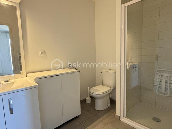 Idéalement situé dans un quartier prisé de Tarbes, venez découvrir cet appartement  T4 dans une résidence moderne, équipée d'un ascenseur et sécurisée (résidence de  2016).
L'appartement se situe au deuxième étage.

Il se compose d'une entrée avec deux placards, d'un salon/salle à manger avec une cuisine ouverte le tout faisant 30 m2.
Une suite parentale avec salle de douche et WC est présente ainsi qu'à l'opposer un espace nuit avec deux chambres dont une avec placard et un placard dans le couloir, ainsi qu'une salle de bain et un WC séparé 

Vous profiterez des extérieurs avec une belle terrasse abritée pour prendre vos repas et vous relaxer dès les beaux jours.

L'appartement est vendu avec deux places de parking ainsi qu'un Box de stockage sécurisé.

Côté technique et pratique:

-Le double vitrage est présent
-La fibre également
-Volets roulants électriques
-Chaudière individuelle au Gaz à condensation
-Adapté aux normes PMR
-La résidence offre des espaces verts
-Faible charge de copropriété

Cet appartement est idéal pour des retraités ou une famille recherchant le calme et la proximité des commodités, écoles, collèges et lycée à deux pas, ainsi que les médecins et un nouveau cabinet dentaires prochainement à votre disposition.

Opportunité à saisir! Je me tiens à votre entière disposition.