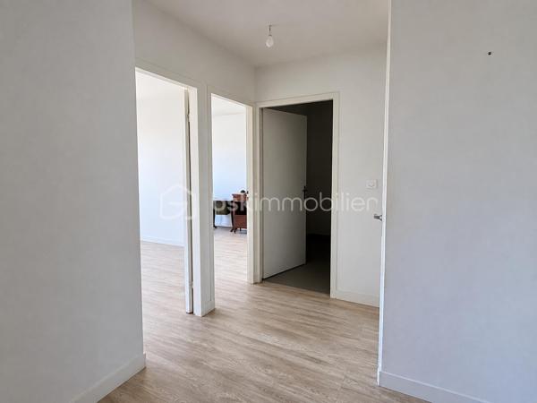 Idéalement situé dans un quartier prisé de Tarbes, venez découvrir cet appartement  T4 dans une résidence moderne, équipée d'un ascenseur et sécurisée (résidence de  2016).
L'appartement se situe au deuxième étage.

Il se compose d'une entrée avec deux placards, d'un salon/salle à manger avec une cuisine ouverte le tout faisant 30 m2.
Une suite parentale avec salle de douche et WC est présente ainsi qu'à l'opposer un espace nuit avec deux chambres dont une avec placard et un placard dans le couloir, ainsi qu'une salle de bain et un WC séparé 

Vous profiterez des extérieurs avec une belle terrasse abritée pour prendre vos repas et vous relaxer dès les beaux jours.

L'appartement est vendu avec deux places de parking ainsi qu'un Box de stockage sécurisé.

Côté technique et pratique:

-Le double vitrage est présent
-La fibre également
-Volets roulants électriques
-Chaudière individuelle au Gaz à condensation
-Adapté aux normes PMR
-La résidence offre des espaces verts
-Faible charge de copropriété

Cet appartement est idéal pour des retraités ou une famille recherchant le calme et la proximité des commodités, écoles, collèges et lycée à deux pas, ainsi que les médecins et un nouveau cabinet dentaires prochainement à votre disposition.

Opportunité à saisir! Je me tiens à votre entière disposition.