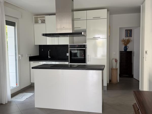 Appartement
         2 pièces
        - 59 m² Bien prestige 598 800 € *