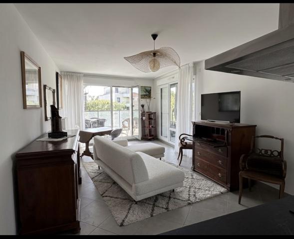 Appartement
         2 pièces
        - 59 m² Bien prestige 598 800 € *